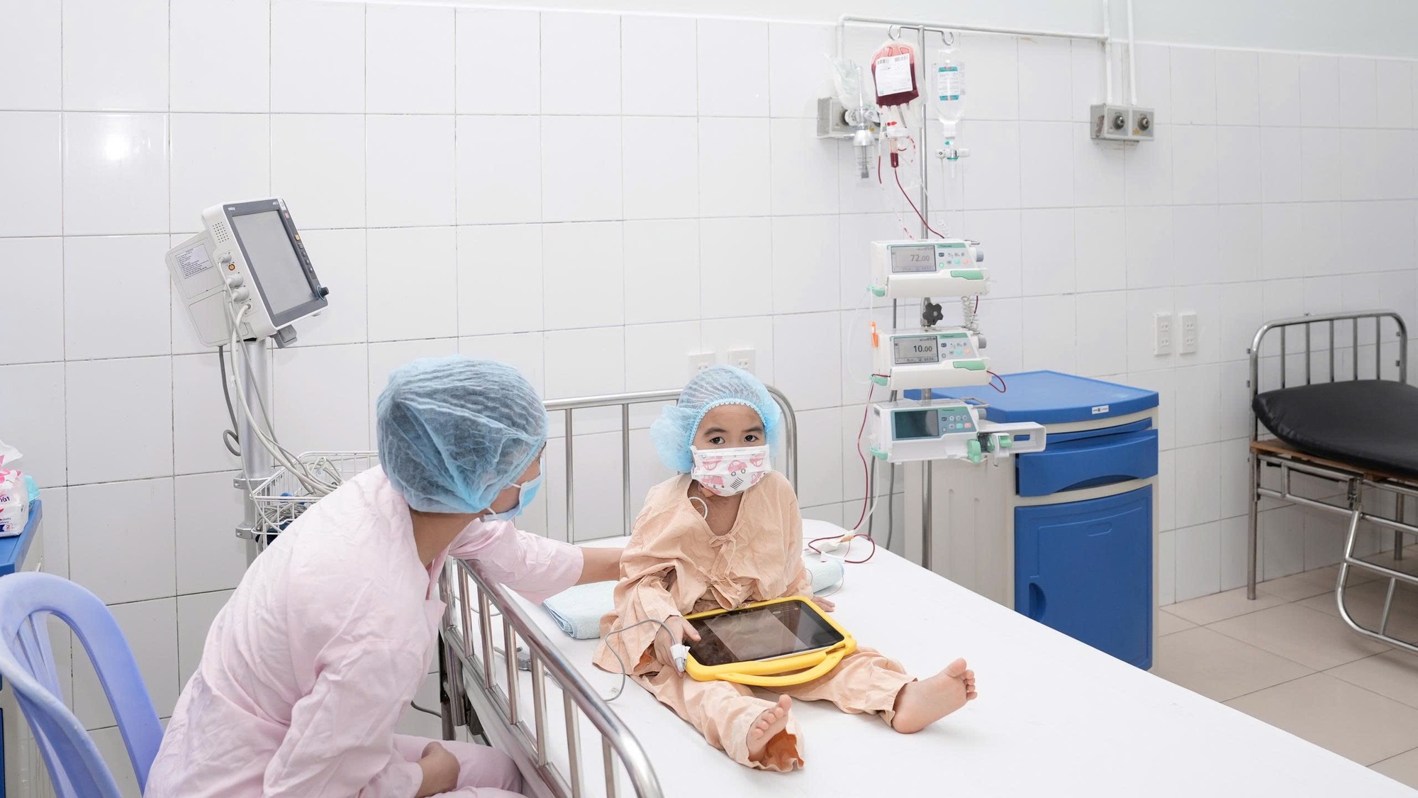 Em bé 1 tuổi rưỡi hiến tủy thành công cứu chị gái